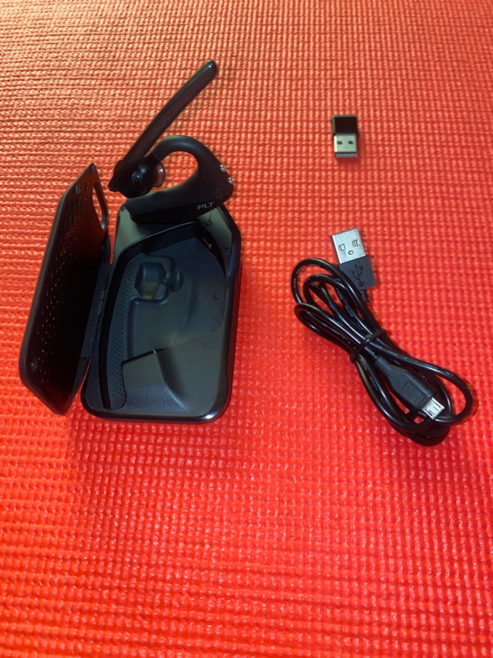 Plantronics Black Bluetooth Headset with Charging Case and USB Cable - Picture 4 of 10